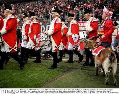 1. FC Köln - VFB Stuttgart 1. Bundesliga 2015 2016 RheinEnergieStadion Köln 23.01.2016 Sport Gardisten der Kölner Karnevalsgesellschaft Rote Funken Köln (Kölsche Funke Rut-Wiess vun 1823 e.V.) und das Maskottchen des 1. FC Köln, Geißbock Hennes VIII., ziehen vor dem Spiel gemeinsam ins Stadion ein. Brauchtum, Karneval, Fußball, Sport, Köln 1. FC Köln