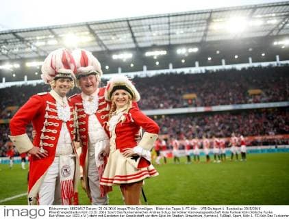 Bilder des Tages 1. FC Köln - VFB Stuttgart 1. Bundesliga 2015 2016 RheinEnergieStadion Köln 23.01.2016 Sport Das Funkemariechen Andrea Schug der Kölner Karnevalsgesellschaft Rote Funken Köln (Kölsche Funke Rut-Wiess vun 1823 e.V.) steht mit Gardisten der Gesellschaft vor dem Spiel im Stadion. Brauchtum, Karneval, Fußball, Sport, Köln 1. FC Köln