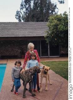 JAMIE LEE CURTIS with mother Janet Leigh and sister Kelly Curtis 1964.27290. - ZUMAg49_