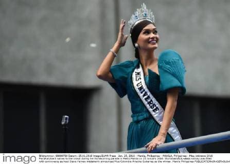 Jan. 25, 2016 - Manila, Philippines - MANILA, Philippines - Miss Universe 2016 Pia Wurtzbach waves to the crowd during her homecoming parade in Metro Manila on 25 January 2016. WurtzbachÃ¢â‚¬â„¢s victory was filled with controversy as host Steve Harvey mistakenly announced Miss Colombia Ariadna Gutierrez as the winner. Manila Philippines  - ZUMAn230