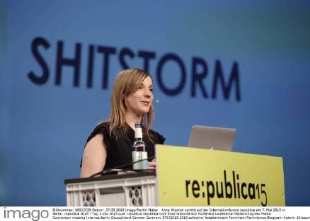 Berühmte Feministinnen, Anne Wizorek Anne Wizorek spricht auf der Internetkonferenz republica am 7. Mai 2015 in Berlin. republica 2015 - Tag 3