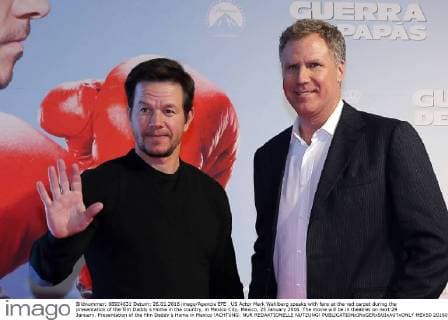 US Actor Mark Wahlberg speaks with fans at the red carpet during the presentation of the film Daddy s Home in the country, in Mexico City, Mexico, 25 January 2016. The movie will be in theatres on next 29 January. Presentation of the film Daddy s Home in Mexico !ACHTUNG: NUR REDAKTIONELLE NUTZUNG!  MEX50 20160126-635893757542256671