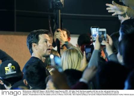 US Actor Mark Wahlberg speaks with fans at the red carpet during the presentation of the film Daddy s Home in the country, in Mexico City, Mexico, 25 January 2016. The movie will be in theatres on next 29 January. Presentation of the film Daddy s Home in Mexico !ACHTUNG: NUR REDAKTIONELLE NUTZUNG!  MEX50 20160126-635893758845940314