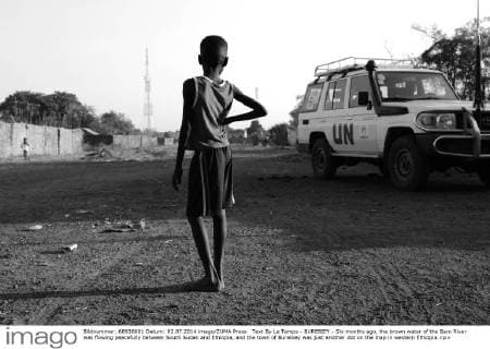 Text By Le Temps - BUREBIEY - Six months ago, the brown water of the Baro River was flowing peacefully between South Sudan and Ethiopia, and the town of Burebiey was just another dot on the map in western Ethiopia.<p> But now, we are standing at a key crossing point for refugees of a spreading civil war. Throughout the day, boats move back and forth between the two sides of the river. On one side are South Sudan and its civil war. On the other side Ethiopia and the promise of peace, food and shelter.<p> I brought my wife and my two kids here, says Chuol, a big man with a hat. As soon as they are admitted into a refugee camp, I will come back home and fight. <p> A couple of hours away by foot, on the other side of the river, Chuol s South Sudanese hometown and rebel stronghold Nasir was recently taken by government forces. Since then, like many other young men, he has been waiting idly - ZUMAt46_