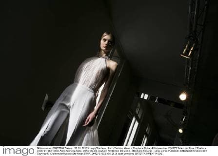 Paris Fashion Week - Stephane Rolland Modenschau 204273 Julien de Rosa Starface 2016-01-26 France Paris Fashion week. Defilé Haute Couture Printemps été 2016. Stéphane Rolland. _sans_perso  Copyright: xJulienxdexRosax xStarfacex STAR_204273_002