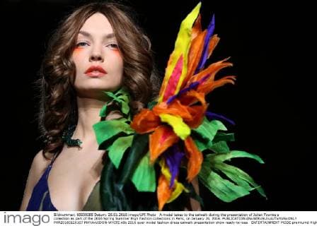 A model takes to the catwalk during the presentation of Julien Fournie s collection as part of the 2016 Spring Summer High Fashion collections in Paris, on January 26, 2016.  PAR20160126107 MAYAxVIDON-WHITE