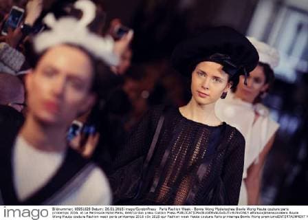 Paris Fashion Week - Bowie Wong Modenschau Bowie Wong Haute couture paris printemps 2016. at Le Peninsula Hotel Paris, 644 cordon press Cordon Press  alfonsoxjimenezxvalero Bowie Wong Haute couture Fashion week paris printemps 2016