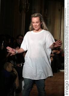 Fashion designer Ilja Visser salutes the audience at the end of the presentation of her collection as part of the 2016 Spring Summer High Fashion collections in Paris, on January 27, 2016.  PAR20160127101 MAYAxVIDON-WHITE