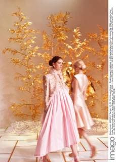 Models present creations by Chinese designer Guo Pei during the 2016 spring summer Haute Couture collection in Paris, France, on Jan. 27, 2016. ) (dxy) FRANCE-PARIS-FASHION WEEK-GUO PEI LixGenxing 