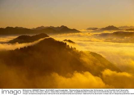 Sonnenaufgang am Jochberg über Wolkendecke, vorne Hirschhörnlkopf, Bayerische Voralpen, Kochel, Oberbayern, Bayern, Deutschland, Europa Copyright: imageBROKER/MartinxSiepmann ibxman04285302.jpg