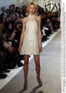 A model takes to the catwalk during the presentation of Loris Azzaro s collection as part of the 2016 Spring Summer High Fashion collections in Paris on January 28, 2016.  PAR20160128107 MAYAxVIDON-WHITE