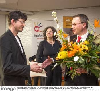 Frankfurt (Oder), 29.01.2016 - Verleihung des 8. Integrationspreises des Landes Brandenburg . Der Preis, der mit 5000,00â‚¬ dotiert ist ging an zwei Gewinner, an den Verein Vielfalt statt Einfalt in Frankfurt (Oder) und an Ghidali Vaideslaver vom Verein Olga e.V. aus Brandenburg an der Havel. Im Bild ueberreichen die Staatssekretaerin Almuth Hartwig-Tietz (Mitte) und Frankfurts Sozialdezernent, Jens-Marcel Ullrich (rechts) den Integrationspreis an Thomas Klaehn (links) vom Verein Vielfalt statt Einfalt .