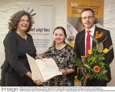 Bilder des Tages Frankfurt (Oder), 29.01.2016 - Verleihung des 8. Integrationspreises des Landes Brandenburg . Der Preis, der mit 5000,00â‚¬ dotiert ist ging an zwei Gewinner, an den Verein Vielfalt statt Einfalt in Frankfurt (Oder) und an Ghidali Vaideslaver vom Verein Olga e.V. aus Brandenburg an der Havel. Im Bild ueberreichen die Staatssekretaerin Almuth Hartwig-Tietz (links) und Frankfurts Sozialdezernent Jens-Marcel Ullrich (rechts) den Integrationspreis an Olga Vaideslaver (Tochter des Preisgewinners, Ghidali Vaideslaver).