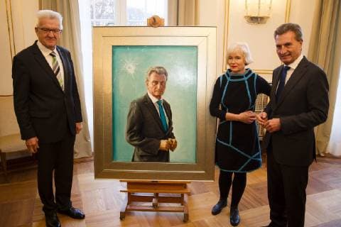 Bilder des Tages Das Portraitbild von Günther Oettinger in der Villa Reitzenstein wurde enthüllt. Stuttgart-Portrait Günther Oettinger stz