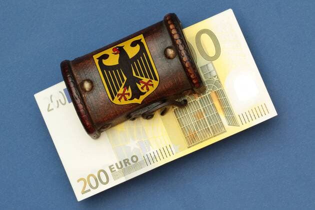 Symbolbild Staatshaushalt und Steuereinnahmen: Bündel 200 Euro Geldscheine liegen in einer Schatztruhe mit Bundeswappen der Bundesrepublik Deutschland