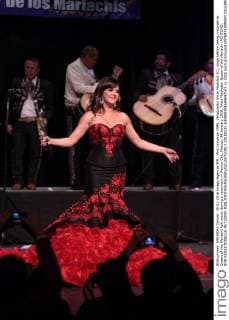 Miss Universe 1996, Venezuelan Alicia Machado (C), sings before being crowned as Queen of the Mariachi folk music during a ceremony in Mexico City, Mexico, 30 January 2016. Alicia Machado, Queen of the Mariachi !ACHTUNG: NUR REDAKTIONELLE NUTZUNG!  20160131-635898284680647163