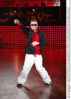Menowin Fröhlich (DSDS 2.Platz) verliert beim Tanzen langsam seine Hose. RTL Livesendung Let s Dance aus den Studios Berlin Adlershof am 23.04.2010. Let s Dance 2010
