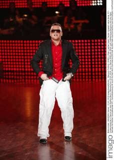 Menowin Fröhlich (DSDS 2.Platz) verliert beim Tanzen langsam seine Hose. RTL Livesendung Let s Dance aus den Studios Berlin Adlershof am 23.04.2010. Let s Dance 2010