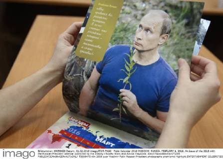 Putin Kalender 2016 MOSCOW, RUSSIA. FEBRUARY 1, 2016. An issue of the 2016 with the Russian President calendar published by the Zvezdy i Sovety Stars and Advice magazine. Anton Novoderezhkin TASS  TS016475