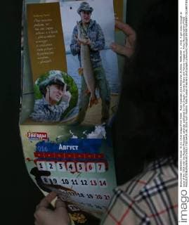 Putin Kalender 2016 MOSCOW, RUSSIA. FEBRUARY 1, 2016. A girl looks through an issue of the 2016 with the Russian President calendar published by the Zvezdy i Sovety Stars and Advice magazine. Anton Novoderezhkin TASS  TS01647A