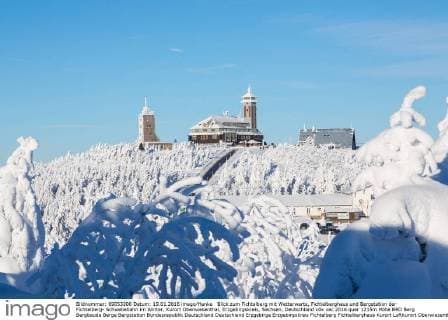 Blick zum Fichtelberg mit Wetterwarte, Fichtelberghaus und Bergstation der Fichtelberg- Schwebebahn im Winter, Kurort Oberwiesenthal, Erzgebirgskreis, Sachsen, Deutschland