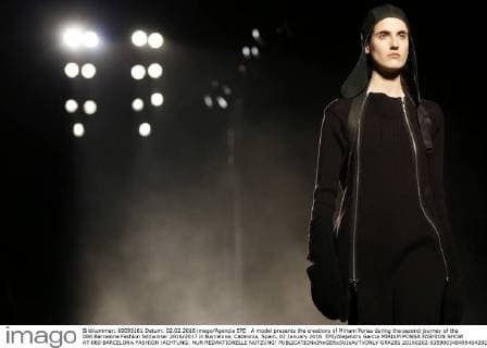 A model presents the creations of Miriam Ponsa during the second journey of the 080 Barcelona Fashion fall winter 2016 2017 in Barcelona, Catalonia, Spain, 02 January 2016. EFE Alejandro Garcia MIRIAM PONSA FASHION SHOW AT 080 BARCELONA FASHION !ACHTUNG: NUR REDAKTIONELLE NUTZUNG!  GRA281 20160202-635900348498404202