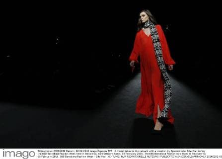 A model takes to the catwalk with a creation by Spanish label Sita Mur during the 080 Barcelona Fashion Week held in Barcelona, northeastern Spain, 02 February 2016. The 080 Barcelona Fashion runs from 01 February to 05 February 2016. 080 Barcelona Fashion Week - Sita Mur !ACHTUNG: NUR REDAKTIONELLE NUTZUNG!  20160202-635900426236680510