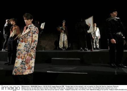 Models take to the catwalk with a creation by Spanish fashion designer Roberto Bolano during the 080 Barcelona Fashion Week held in Barcelona, northeastern Spain, 02 February 2016. The 080 Barcelona Fashion runs from 01 February to 05 February 2016. 080 Barcelona Fashion Week - ROBERTO BOLANO !ACHTUNG: NUR REDAKTIONELLE NUTZUNG!  20160202-635900464746844114