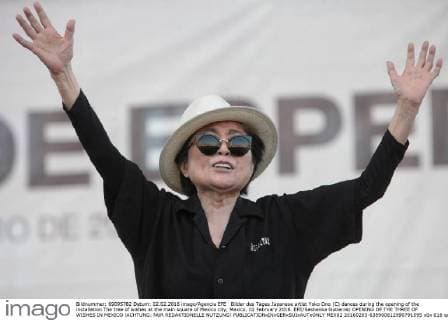 Bilder des Tages Japanese artist Yoko Ono (C) dances during the opening of the installation The tree of wishes at the main square of Mexico city, Mexico, 02 February 2016. EFE Sashenka Gutierrez OPENING OF THE THREE OF WISHES IN MEXICO !ACHTUNG: NUR REDAKTIONELLE NUTZUNG!  MEX02 20160203-635900612990791595