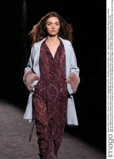 Barcelona Fashion Week - Lebor Gabala Modenschau A model takes to the catwalk with a creation by Lebor Gabala label during the 080 Barcelona Fashion Week held in Barcelona, northeastern Spain, 03 February 2016. The 080 Barcelona Fashion runs from 01 February to 05 February 2016. 080 Barcelona Fashion Week !ACHTUNG: NUR REDAKTIONELLE NUTZUNG!  20160203-635901224362412969