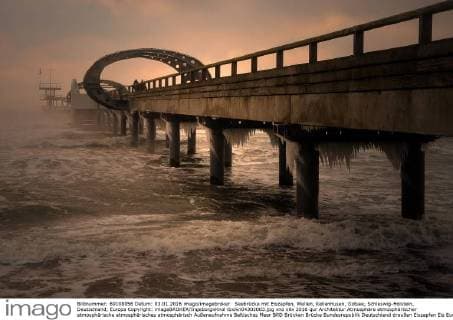  Seebrücke mit Eiszapfen, Wellen, Kellenhusen, Ostsee, Schleswig-Holstein, Deutschland, Europa Copyright: imageBROKER/IngeborgxKnol ibxikn04302003.jpg
