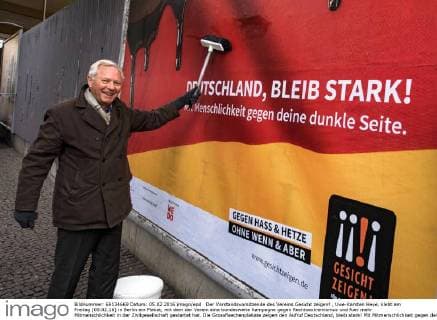 Der Vorstandsvorsitzende des Vereins Gesicht zeigen! , Uwe-Karsten Heye, klebt am Freitag (05.02.16) in Berlin ein Plakat, mit dem der Verein eine bundesweite Kampagne gegen Rechtsextremismus und fuer mehr Mitmenschlichkeit in der Zivilgesellschaft gestartet hat. Die Grossflaechenplakate zeigen den Aufruf Deutschland, bleib stark! Mit Mitmenschlichkeit gegen deine dunkle Seite auf schwarz-rot-goldenem Untergrund. Bis zum 24. Maez werden deutschlandweit etwa 600 Plakate in Ballungsraeumen, Metropolregionen und mittelgrossen Staedten aufgehaengt, wie Heye am Freitag bei der Vorstellung der Kampagne in Berlin sagte. (Siehe epd-Meldung vom 05.02.16) Bundesweite Kampagne gegen Fremdenfeindlichkeit gestartet Copyright: epd-bild ChristianxDitsch EDITORIAL USE ONLY