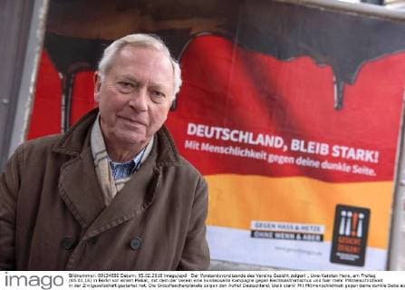 Der Vorstandsvorsitzende des Vereins Gesicht zeigen! , Uwe-Karsten Heye, am Freitag (05.02.16) in Berlin vor einem Plakat, mit dem der Verein eine bundesweite Kampagne gegen Rechtsextremismus und fuer mehr Mitmenschlichkeit in der Zivilgesellschaft gestartet hat. Die Grossflaechenplakate zeigen den Aufruf Deutschland, bleib stark! Mit Mitmenschlichkeit gegen deine dunkle Seite auf schwarz-rot-goldenem Untergrund. Bis zum 24. Maez werden deutschlandweit etwa 600 Plakate in Ballungsraeumen, Metropolregionen und mittelgrossen Staedten aufgehaengt, wie Heye am Freitag bei der Vorstellung der Kampagne in Berlin sagte. (Siehe epd-Meldung vom 05.02.16) Bundesweite Kampagne gegen Fremdenfeindlichkeit gestartet Copyright: epd-bild ChristianxDitsch EDITORIAL USE ONLY