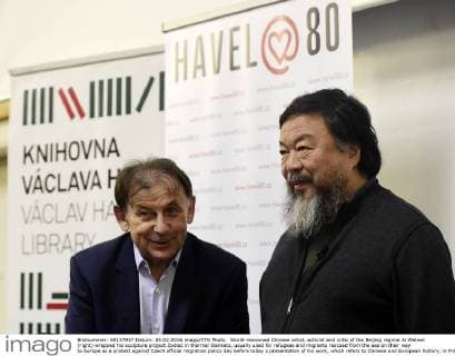 World-renowned Chinese artist, activist and critic of the Beijing regime Ai Weiwei (right) wrapped his sculpture project Zodiac in thermal blankets, usually used for refugees and migrants rescued from the sea on their way to Europe as a protest against Czech official migration policy day before today s presentation of his work, which refers to Chinese and European history, in Prague, Czech Republic, February 5, 2016. Pictured left Vaclav Havel Library Director Michael Zantovsky. (CTKxPhoto RomanxVondrous) CTKPhotoP201602050817201  vnd 3