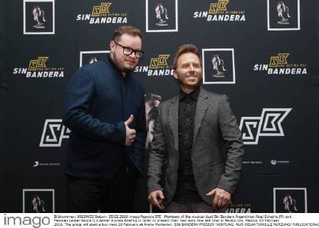 Members of the musical duet Sin Bandera Argentinian Noel Schajris (R) and Mexican Leonel Garcia (L) deliver a press briefing in order to present their new work One last time in Mexico city, Mexico, 05 February 2016. The group will start a tour next 20 February at Arena Monterrey. SIN BANDERA PRESSER !ACHTUNG: NUR REDAKTIONELLE NUTZUNG!  MEX01 20160205-635902977209661960
