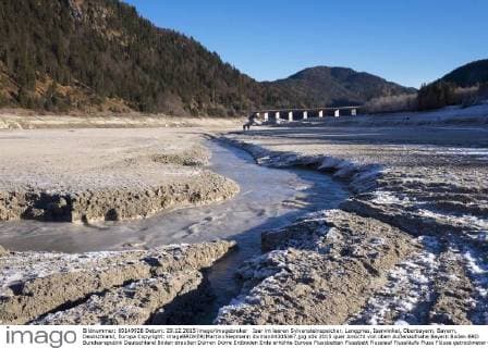 IMAGO Nature: Unsere Erde, Klimawandel, Dürren Isar im leeren Sylvensteinspeicher, Lenggries, Isarwinkel, Oberbayern, Bayern, Deutschland, Europa Copyright: imageBROKER/MartinxSiepmann ibxman04305367.jpg