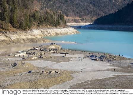 IMAGO Nature: Unsere Erde, Klimawandel, Dürren Ruinen vom alten Dorf Fall im leeren Sylvensteinspeicher, Lenggries, Isarwinkel, Oberbayern, Bayern, Deutschland, Europa Copyright: imageBROKER/MartinxSiepmann ibxman04305375.jpg