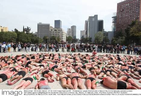 Protestaktion gegen Stierkämpfe in Mexico City Anima Naturalis activists protest half-naked agaist bullfighting at the Revolution monument in Mexico city, Mexico, 07 February 2016. EFE Mario Guzman PROTEST AGAINST BULLFIGHTING IN MEXICO CITY !ACHTUNG: NUR REDAKTIONELLE NUTZUNG!  MEX15 20160207-635904818460022765