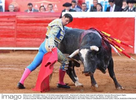 Stierkampf in Mexiko-Stadt Spanish bullfighter Francisco Rivera Paquirri fights his first bull Manchadito , 526 kgs, during the 18 bullfight of the Big Season at the bullring of Mexico city, Mexico, 07 Februaru 2016. EFE Mario Guzman MEXICO BIG SEASON !ACHTUNG: NUR REDAKTIONELLE NUTZUNG!  MEX24 20160208-635905043885668989