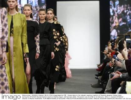 Models take to the catwalk wearing creations of Spanish designer Moises Nieto during the MFSHOW Woman fashion event in Madrid, Spain, 08 February 2016. The event runs from 08 to 10 February. EFE J. J. Guillem MFSHOW Woman in Madrid !ACHTUNG: NUR REDAKTIONELLE NUTZUNG!  GRA250 20160208-635905391238160567