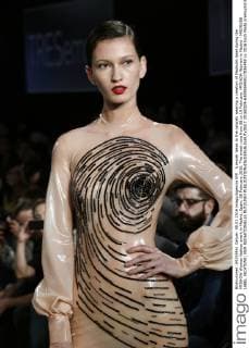A model takes to the catwalk wearing a creation of Madrubb label during the MFSHOW Woman fashion event in Madrid, Spain, 08 February 2016. The event runs from 08 to 10 February. MFSHOW Woman in Madrid - MADRUBB LABEL !ACHTUNG: NUR REDAKTIONELLE NUTZUNG!  20160209-635906440517035498