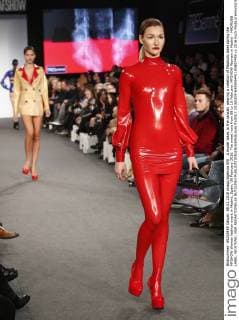 A model takes to the catwalk wearing a creation of Madrubb label during the MFSHOW Woman fashion event in Madrid, Spain, 08 February 2016. The event runs from 08 to 10 February. MFSHOW Woman in Madrid - MADRUBB LABEL !ACHTUNG: NUR REDAKTIONELLE NUTZUNG!  20160209-635906441185807498
