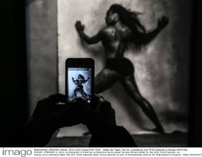 Bilder des Tages The Cal: Ausstellung zum Pirelli Kalender in Moskau MOSCOW, RUSSIA. FEBRUARY 9, 2016. A photograph of American professional tennis player Serena Williams taken for the 2016 Pirelli Calendar, on display at an exhibition titled THE CAL: Pirelli Calendar 2016. Annie Leibovitz as part of Photobiennale 2016 at the Multimedia Art Museum. Valery Sharifulin TASS  TS016E22