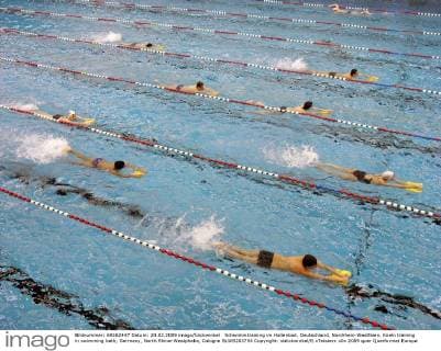 IMAGO Creative, Neujahr, Vorsätze, Sport Schwimmtraining im Hallenbad, Deutschland, Nordrhein-Westfalen, Koeln training in swimming bath, Germany, North Rhine-Westphalia, Cologne BLWS203754 Copyright: xblickwinkel E.xTeisterx