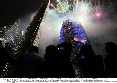 Public observes the fire works held to inaugurate the BBVA Bancomer new head quarters in Mexico City, Mexico, 09 February 2016. The Spanish group BBVA opened in Mexico City their new corporate headquarters of its Mexican subsidiary with an investment of 650 million dollars (574 million euros) and a structure of 21,600 tons of steel, 50 stories high, over 40 lifts and nearly 3,000 parking spaces EFE Jose Mendez BBVA MEXICO OPENS NEW HEADQUARTERS IN A 50 FLOORS BUILDING AND 650 MILLIONS !ACHTUNG: NUR REDAKTIONELLE NUTZUNG!  MEX18 20160210-635906763128546702