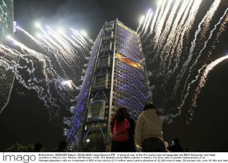 A general view of the fire works held to inaugurate the BBVA Bancomer new head quarters in Mexico City, Mexico, 09 February 2016. The Spanish group BBVA opened in Mexico City their new corporate headquarters of its Mexican subsidiary with an investment of 650 million dollars (574 million euros) and a structure of 21,600 tons of steel, 50 stories high, over 40 lifts and nearly 3,000 parking spaces EFE Jose Mendez BBVA MEXICO OPENS NEW HEADQUARTERS IN A 50 FLOORS BUILDING AND 650 MILLIONS !ACHTUNG: NUR REDAKTIONELLE NUTZUNG!  MEX17 20160210-635906763143210702