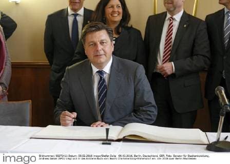 09.02.2016, Berlin, Deutschland, GER, Foto: Senator für Stadtentwicklung, Andreas Geisel (SPD) trägt sich in das Goldene Buch vom Bezirk Charlottenburg-Wimersdorf ein.