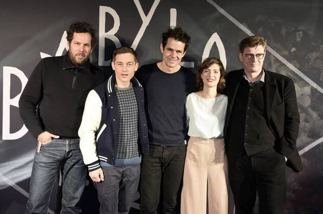 Achim von Borries, Volker Bruch, Tom Tykwer, Liv Lisa Fries und Hendrik Handloegten beim Fototermin zur Fernsehserie Babylon Berlin im Kino Babylon. Berlin, 10.02.2016 Foto:xFredericx xFuturexImage