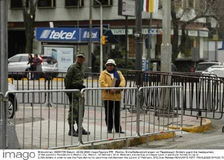 Mexiko: Sicherheitsvorkehrungen vor Papstbesuch Soldiers guard the headquarters of the Apostolic Nunciature in Mexico city, Mexico, 10 February 2016. Mexicans are renting privileged spots in particular homes for up to 1.000 dollars in order to see the Pope during his upcoming visit between the 12 and 17 February. EFE Jose Mendez MEXICANTS RENT PRIVILEGED SPACES TO SEE THE POPE !ACHTUNG: NUR REDAKTIONELLE NUTZUNG!  MEX57 20160210-635907368704752348