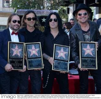 Musikgruppe Mana erhält einen Stern auf dem Walk of Fame Alex Gonzalez, Sergio Vallin, Juan Calleros and Fher Olvera (L-R), members of the Mexican rock band Mana hold replica plaques during an unveiling ceremony honoring the group with the 2,573rd star on the Hollywood Walk of Fame in Los Angeles on February 10, 2016.  LAP2016021001 JIMxRUYMEN